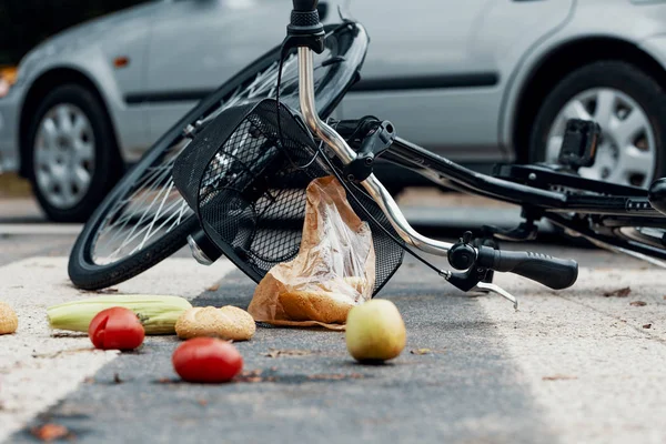 Nach Autounfall Mit Betrunkenem Fahrer Auf Einkäufen Und Fahrrad — Stockfoto