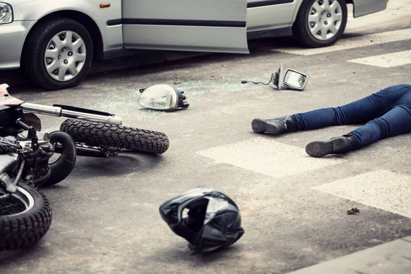 Casco Motociclista Moto Calle Después Colisión Con Coche — Foto de Stock