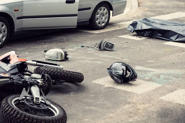 Casco Negro Motocicleta Carretera Después Una Colisión Fatal Con Coche —  Fotos de Stock