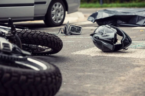 オートバイおよび危険な交通事故の後の通りのヘルメット — ストック写真