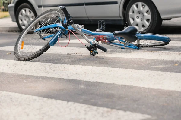 汽车致命事故后行人过路处的蓝色自行车 — 图库照片