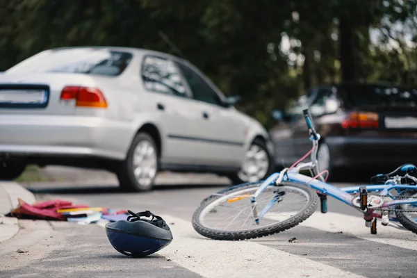 Bicicleta Criança Capacete Travessia Pedestres Após Colisão Com Motorista Carro — Fotografia de Stock