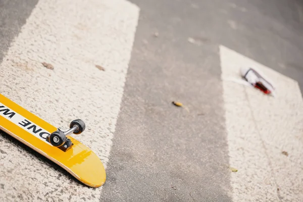 Kinderskateboard Nach Gefährlichem Verkehrsunfall Auf Zebrastreifen — Stockfoto