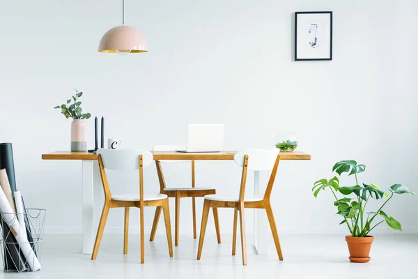 上記のポスターの壁と植物と白のインテリアでのテーブルの木の椅子ピンク ランプ 実際の写真 — ストック写真