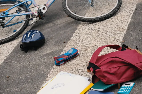 Ransel Anak Anak Dan Sepeda Penyeberangan Pejalan Kaki Setelah Tabrakan — Stok Foto