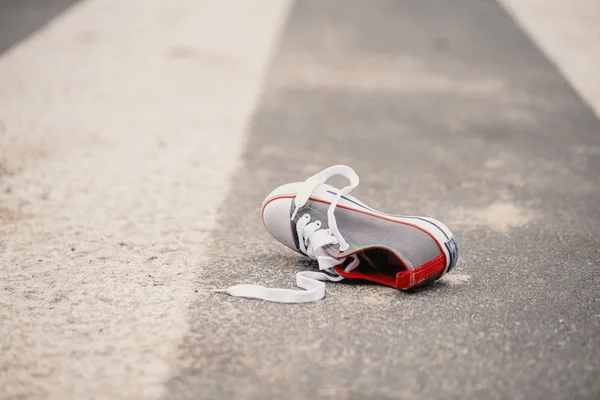 Kinderschuh Nach Gefährlichem Verkehrsunfall Auf Der Straße — Stockfoto