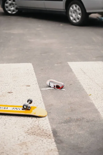 Skateboard Und Schuh Eines Kindes Nach Kollision Mit Auto Auf — Stockfoto