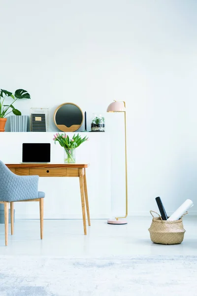 Véritable Photo Coin Bureau Dans Salon Intérieur Avec Lampe Rose — Photo