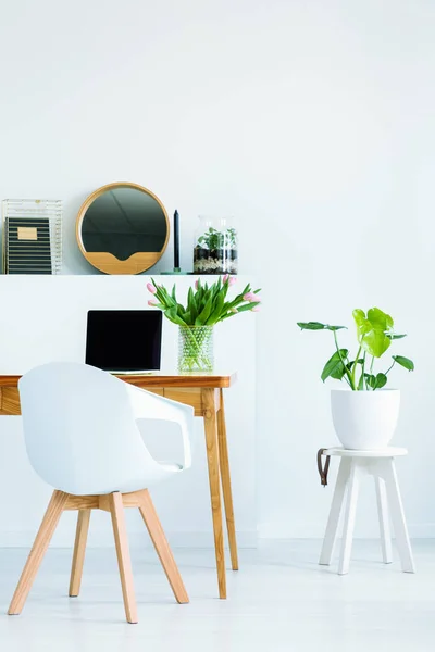 Cadeira Branca Junto Mesa Com Laptop Mockup Para Trabalho Remoto — Fotografia de Stock