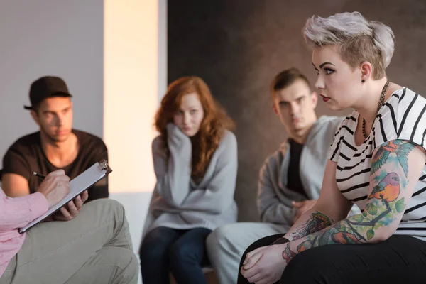 Tattooed Rebel Teenage Girl Sitting Front Therapist Who Taking Notes — Stock Photo, Image