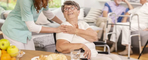 Panorama Caregiver Sostenere Sorridente Donna Anziana Disabile Sedia Rotelle — Foto Stock