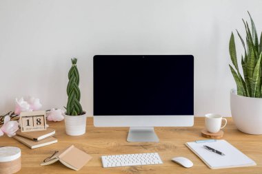 Mockup kitap, klavye ve bitkiler iç ahşap masa masaüstü bilgisayar. Gerçek fotoğraf