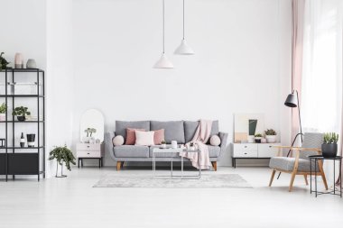 Beyaz Salon iç gri Divan pembe yastık ile desenli ahşap tekli. Gerçek fotoğraf
