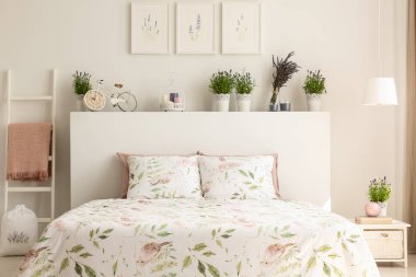 Lavanta ile duvar raf, Bisiklet saat ve beyaz yatak odası iç Kral Yataklı ve merdiven fotoğrafı battaniye ile mum şeklinde