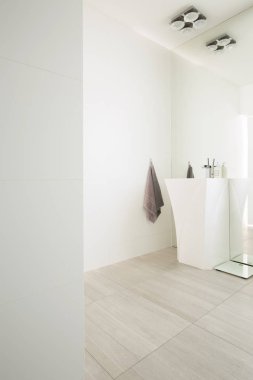 Beyaz banyo iç havlu ile sonraki lavabo için ayna. Gerçek fotoğraf