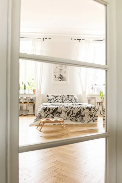 Blick Durch Eine Glas Und Holztür Ein Geräumiges Weißes Schlafzimmerinterieur — Stockfoto