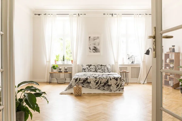 Interieur Van Ruime Lichte Slaapkamer Met Een Groot Bed Een — Stockfoto