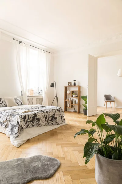 High Ceiling Bedroom Interior Door Another Room Apartment Bed Herringbone — Stock Photo, Image