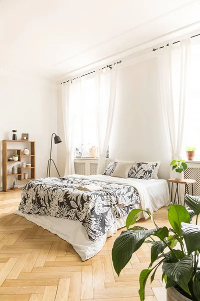 램프와 편안한 침대와 인테리어 — 스톡 사진