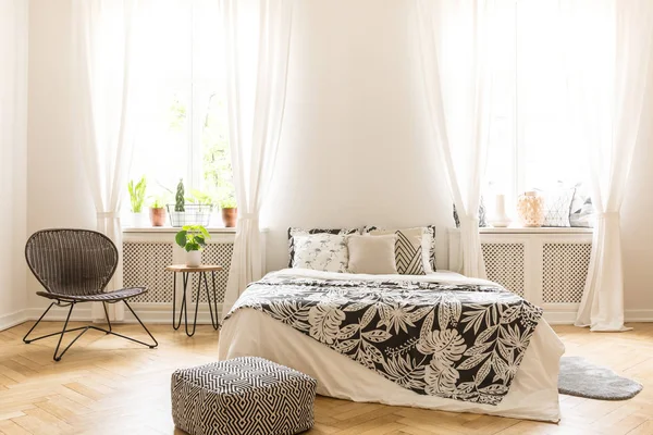 Comfortabele Slaapkamer Interieur Met Een Blad Motief Beddengoed Een Bed — Stockfoto