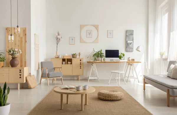 Table Pouf Bois Sur Tapis Dans Salon Blanc Intérieur Avec — Photo