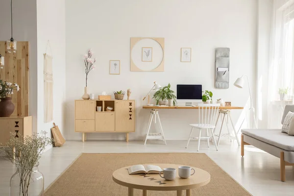 Armário Madeira Lado Mesa Interior Escritório Casa Branco Com Cartazes — Fotografia de Stock