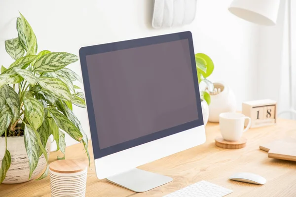 Mockup Van Zwarte Desktopcomputer Houten Bureau Met Planten Witte Werkruimte — Stockfoto