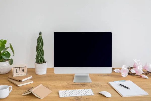 Computador Desktop Preto Com Maquete Mesa Com Livros Plantas Interior — Fotografia de Stock