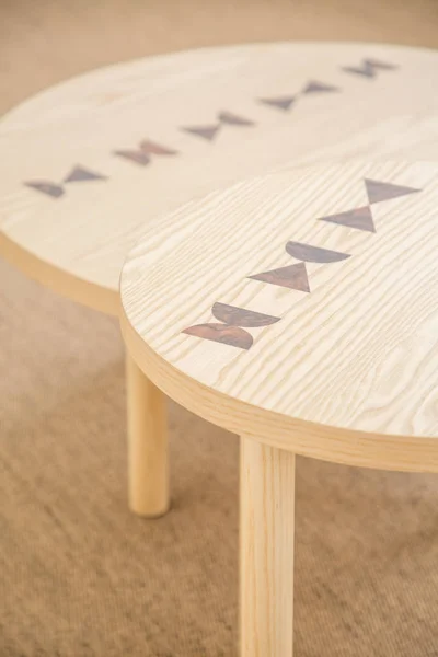 Tables Bois Modernes Avec Des Signes Sur Tapis Brun Intérieur — Photo