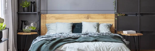 Panorama Van Groene Deken Houten Bed Grijs Slaapkamer Interieur Met — Stockfoto