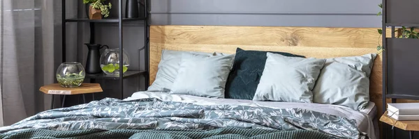 Grijze Kussens Gedessineerde Deken Houten Bed Eenvoudige Slaapkamer Interieur Met — Stockfoto