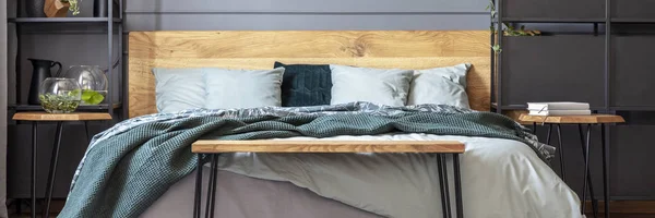 Panorama Banc Bois Devant Lit Avec Couverture Verte Intérieur Chambre — Photo