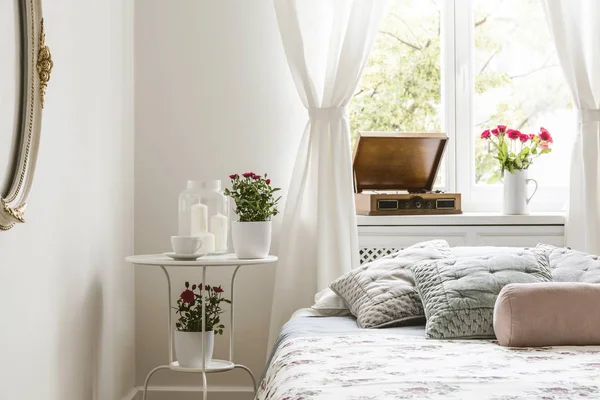 Intérieur Chambre Blanche Vraie Photo Avec Table Chevet Avec Tasse — Photo