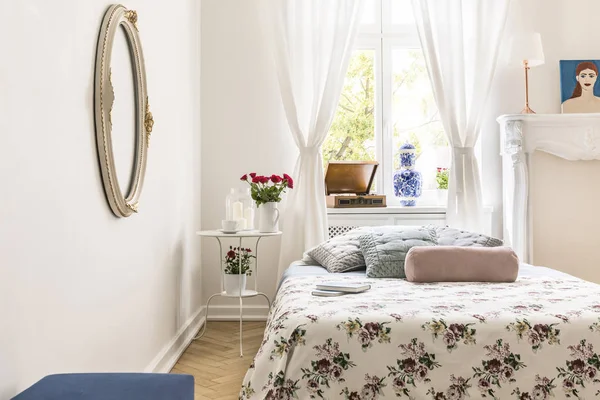 Sábanas Estampadas Almohadas Cama Interior Del Dormitorio Blanco Con Espejo — Foto de Stock