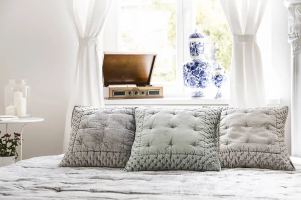 Elegant Pillows Bed Bright Feminine Bedroom Interior Record Player Window — Stock Photo, Image
