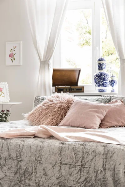 Ροζ Μαξιλάρια Στο Κρεβάτι Στο Εσωτερικό Φωτεινό Υπνοδωμάτιο Θηλυκή Ένα — Φωτογραφία Αρχείου