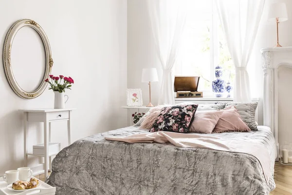 Beyaz Gül Desenli Pembe Yastık Yatak Yatak Odası Kabin Yukarıda — Stok fotoğraf