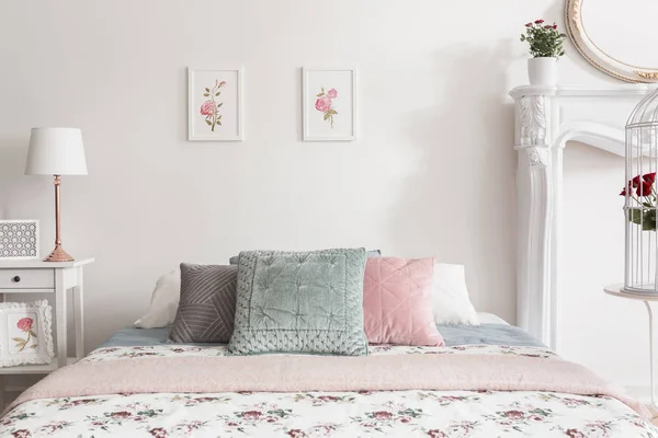 Almohadas Pasteles Cama Interior Femenino Dormitorio Blanco Con Carteles Lámpara —  Fotos de Stock