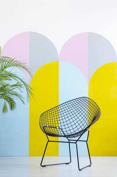 Nowoczesny Fotel Ustawiony Kolorowe Ściany Obok Roślin Prawdziwe Zdjęcie — Zdjęcie stockowe