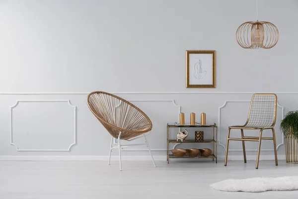 Cadeiras Ouro Foto Real Interior Sala Cinza Claro Com Wainscoting — Fotografia de Stock