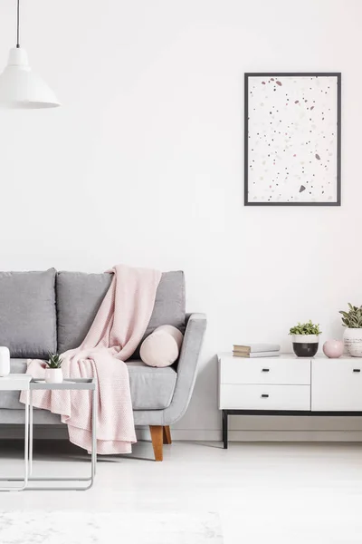 Modernes Poster Einer Weißen Wand Graues Sofa Mit Decke Und — Stockfoto