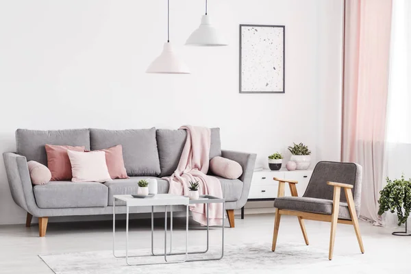 Retro Fåtölj Grå Soffa Med Rosa Kuddar Och Soffbord Elegant — Stockfoto