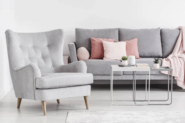 Comfortabele Fauteuil Grijze Bank Met Roze Kussens Salontafels Een Heldere — Stockfoto