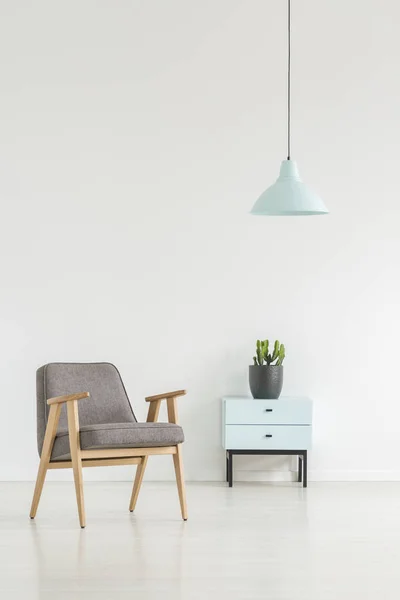 Minimale Kamer Interieur Met Een Retro Fauteuil Kleine Kast Met — Stockfoto