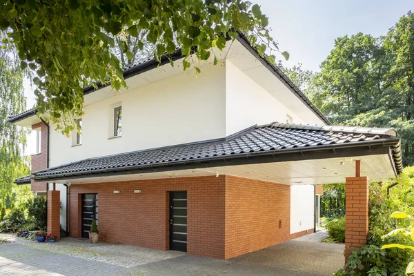 Zufahrt Zur Garage Eines Backsteinhauses Mit Dach Und Garten — Stockfoto