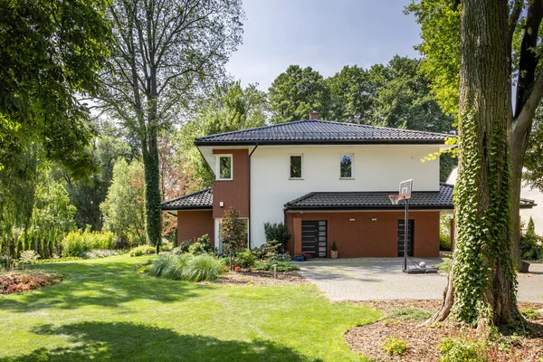 Moderne Woning Tuin Met Bomen Struiken Basketbal Speeltuin Echte Foto — Stockfoto