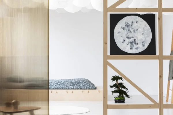 Plakat Księżyca Białej Ścianie Japoński Sypialnia Wnętrza Arkuszy Drewnianym Łóżku — Zdjęcie stockowe