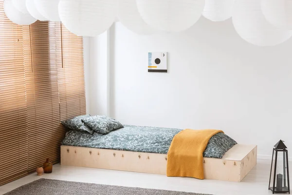 Selimut Jeruk Kasur Kayu Interior Kamar Tidur Putih Dengan Lentera — Stok Foto