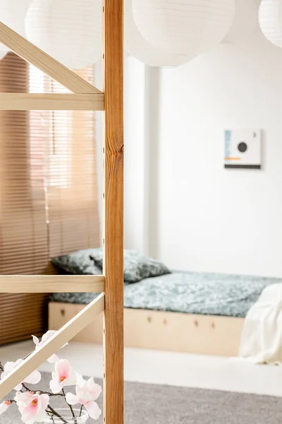 Bladen Houten Bed Witte Minimale Slaapkamer Interieur Met Poster Aan — Stockfoto