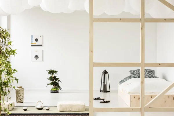 Affiches Witte Muur Boven Bonsai Slaapkamer Interieur Met Lantaarn Naast — Stockfoto